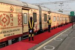 भारतातील पहिली प्रायव्हेट ट्रेन कोणती, कोणत्या रुटवर चालते; कसं करायचं बुकिंग?