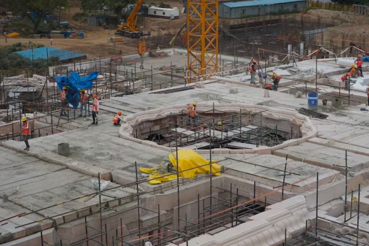 सर्वेश श्रीवास्तव / अयोध्या : - अयोध्येत कोट्यवधी रामभक्तांचे स्वप्न साकार होत आहे, भगवान रामाचे भव्य मंदिर आकार घेत आहे. मंदिरात 160 वा खांब बसवण्यात आला आहे. आता मंदिरात छत बनवण्याचे काम युद्धपातळीवर सुरू आहे. हे काम जून 2023 मध्ये पूर्ण होईल.