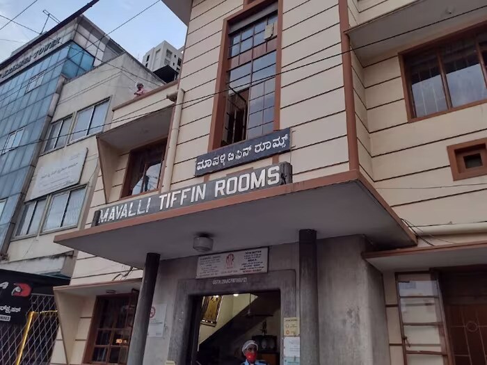 तांदळाच्या इडलीचा पर्याय आवश्यक झाला होता. एमटीआरसमोरही व्यवसाय बंद होण्याची शक्यता होती. टिफिन सेवा सुरू ठेवण्यासाठी त्यावर उपाय शोधणे आवश्यक होते आणि अशा प्रकारे रवा इडलीचा शोध लागला. (फोटो: Wikicommons)