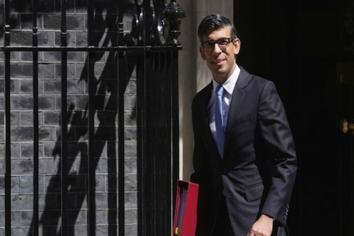 ऋषी सुनक यांच्या डाउनिंग स्ट्रीटवर शिरली कार