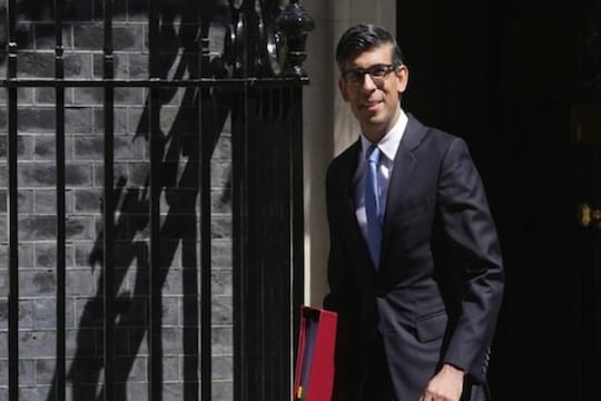 ऋषी सुनक यांच्या डाउनिंग स्ट्रीटवर शिरली कार