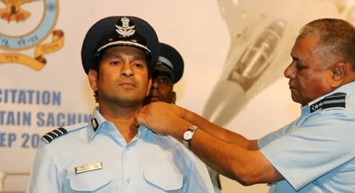 मास्टरब्लास्टर सचिन तेंडुलकरला 2010 मध्ये भारतीय हवाई दलात ग्रुप कॅप्टनची रँक देण्यात आली आहे.