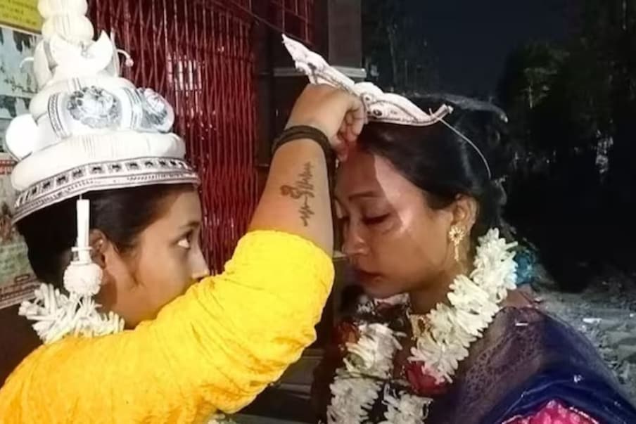 येथे एका मंदिरात दोन मुलींचं पारंपरिक पद्धतीने लग्न झालं. रविवारी मध्यरात्री भूतनाथ मंदिरात मौसमी दत्ता आणि मौमिता मजुमदार यांनी गुपचूप लग्न केल्याचं सांगितलं जात आहे पण नंतर त्यांनी ही बातमी सोशल मीडियावरून शेअर केली.