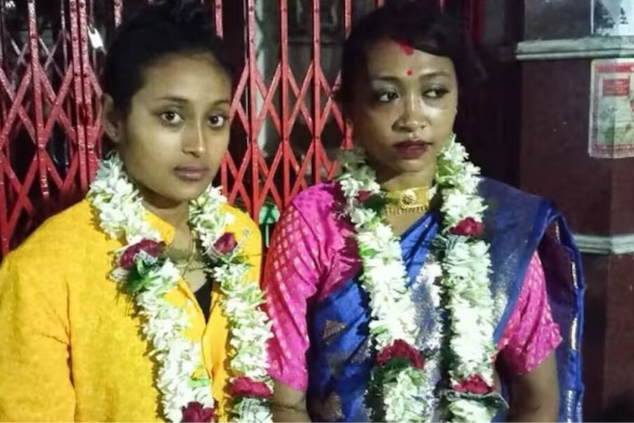 प्रसारमाध्यमांनी विचारलेल्या प्रश्नाला उत्तर देताना त्या म्हणाल्या, प्रेम फक्त स्त्री आणि पुरुष यांच्यातच असतं का? दोन स्त्रिया किंवा दोन पुरुष प्रेमाने एकत्र राहू शकत नाहीत का? असं सांगितलं जात आहे की मौमिताच्या कुटुंबीयांना हे लग्न मान्य नव्हतं, त्यांनी तिला घरात येण्यास मनाई केली होती. पण तिने आयुष्यभर मौसमीला सोडणार नसल्याचं वचन दिलं होतं. त्यामुळे वचन पाळण्यासाठी ती आपल्या प्रेयसीसोबत भाड्याच्या घरात राहू लागली