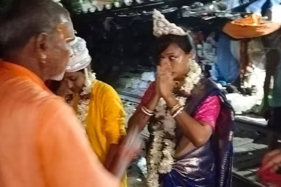 परंपरा मोडत मौमिता आणि मौसमी यांनी एकमेकींचा हात धरला. मौमिता मजुमदार आणि मौसमी दत्ता यांनी देवाला साक्षी मानून बागदार, चिंगरीघाटा येथील भूतनाथ मंदिरासमोर लग्न केलं.