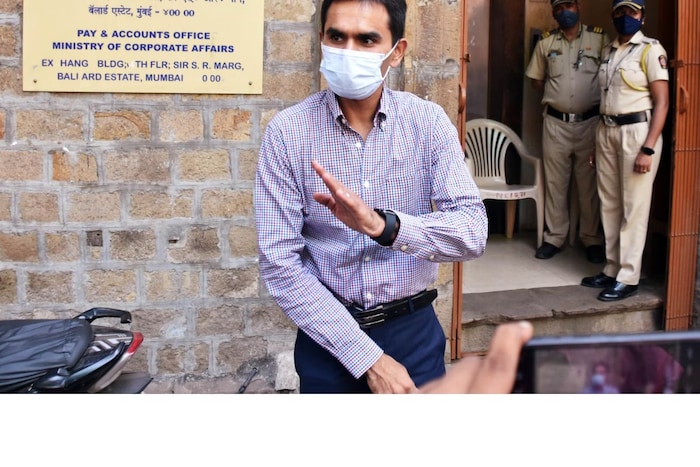 वानखेडेंनी काही कारणास्तव त्यांच्याकडील चार महागडी घड्याळं कमी किमतीत विकली होती. कर्टियर या घडाळ्याची मूळ किंमत 10.60 लाख असून 6.40 लाखात विकण्यात आलं होतं. 