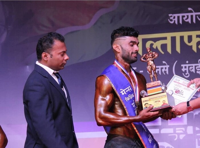  या हल्ल्यात वडील विलास मुकुंद भाटकर (77) आणि आई विनिता विलास भाटकर (66) यांच्यावर घरातील धारधार चाकूने सपासप वर केले होते. या भीषण हल्ल्यात दोघेही गंभीर जखमी होते. आई विनिता यांचा मृत्यू झाला आहे तर वृद्ध वडील विलास यांच्यावर घोडबंदरच्या खासगी रुग्णालयात उपचार सुरू आहेत. 