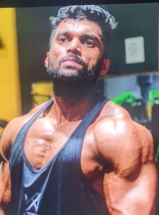 पोलिसांनी दिलेल्या माहितीनुसार, संकल्प भाटकर असं माथेफिरू तरुणाचं नाव आहे. संकल्पने आठवड्यापूर्वी झालेल्या भांडणाचा राग मनात धरून वृद्ध आई वडिलांवर जीवघेणा हल्ला केला होता.