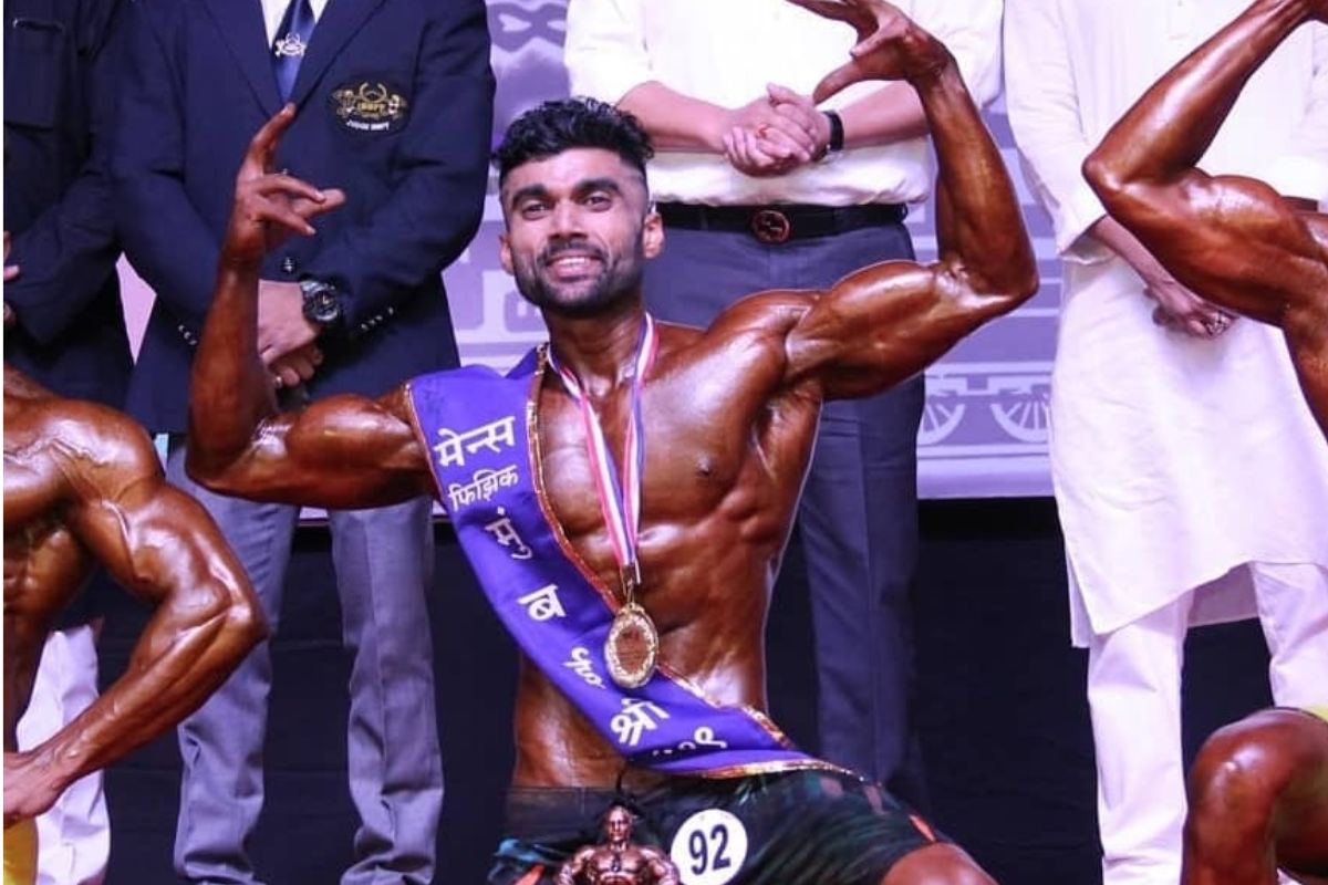 मुंबई श्री राहिलेला आणि जिममध्ये ट्रेनिंग देण्याचे काम करणाऱ्या संकल्प भाटकर या तरुणाने आपल्याच जन्मदात्या आई-वडिलांवर चाकूने सपासप वार केल्याची घटना घडली आहे. या हल्ल्यात जखमी झालेल्या आईचा उपचारादरम्यान दुर्दैवी मृत्यू झाला आहे. तर वडिलांवर उपचार सुरू आहे (अजित मांढरे, प्रतिनिधी)