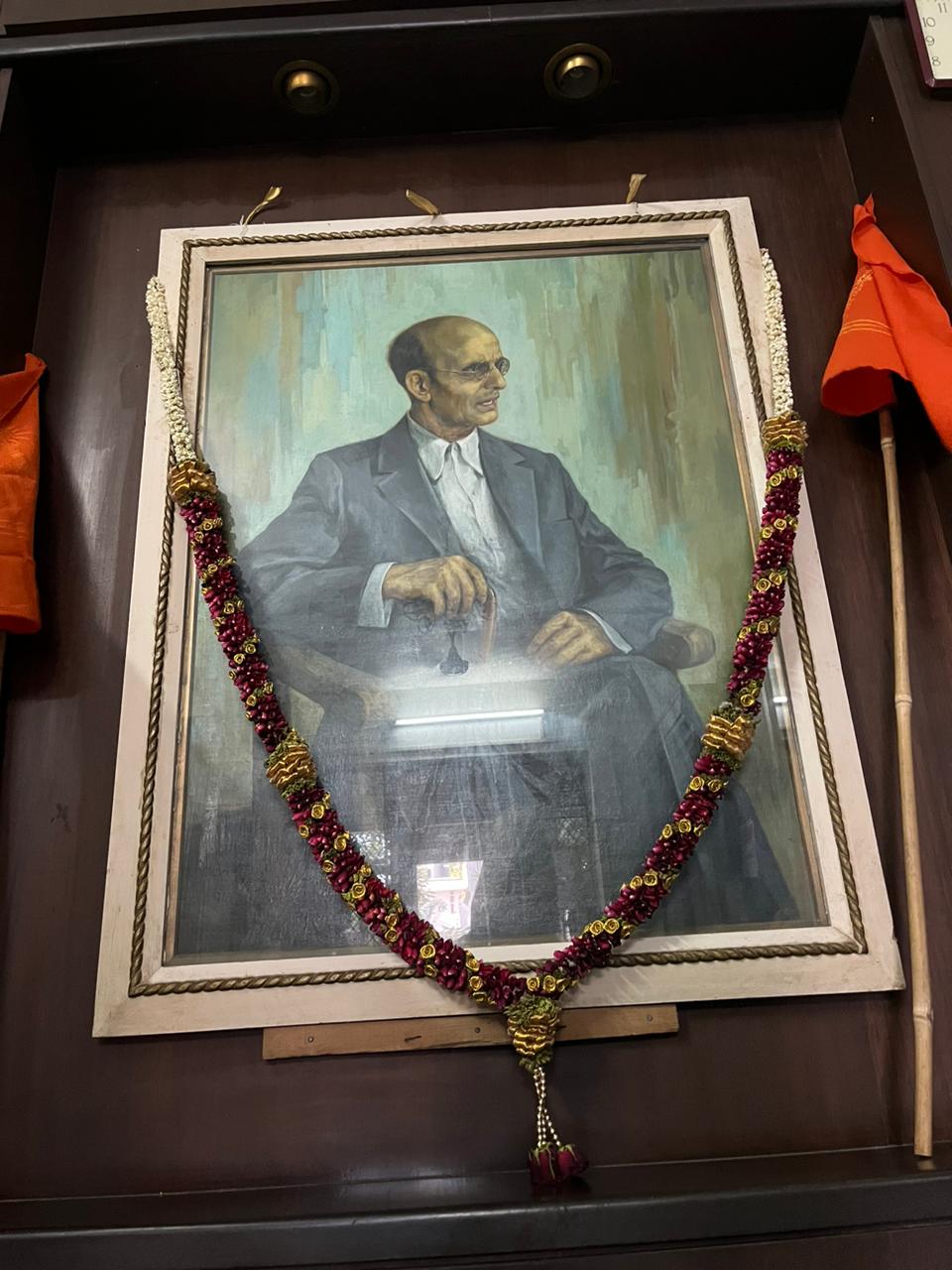 देशाच्या स्वातंत्र्यासाठी सर्वस्वाची आहुती देणाऱ्या स्वातंत्र्यसैनिकांची यादी विनायक दामोदर सावरकर या नावाशिवाय पूर्ण होऊ शकत नाही. स्वातंत्र्यवीर सावरकरांनी विद्यार्थीदशेतच देशसेवेची शपथ घेतली. त्यानंतर आयुष्यभर त्यांनी देशसेवेचं व्रत जपलं.