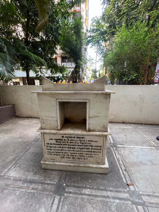 1963 साली माई सावरकरांच्या निधनानंतर अंगणात तुळशीचे वृंदावन बांधण्यात आले. या वृंदावनावर माई सावरकर, सरस्वतीबाई सावरकर (येसूवहिनी) आणि ‘आत्मनिष्ठ युवती समाज’ या संस्थेच्या कार्यकर्त्यां महिलांची माहिती असलेल्या कोनशिला बसवल्या आहेत.