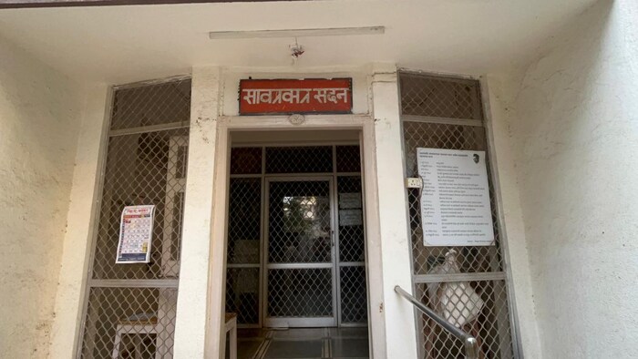 जून 1938 मध्ये ‘सावरकर सदन’ या वास्तूत स्वातंत्र्यवीर सावरकर, त्यांच्या पत्नी यमुनाबाई (माई), कन्या प्रभात, पुत्र विश्वास, मोठे बंधू बाबाराव, धाकटे बंधू डॉ. नारायणराव, त्यांच्या पत्नी शांताबाई आणि त्यांची मुले राहावयास आले. याच ठिकाणी सावरकरांचं शेवटपर्यंत वास्तव्य होते. याच घरातून त्यांनी हिंदूमहासभेच्या व्यासपीठावरून आपल्या ध्येयाच्या प्रचारार्थ हिंदुस्थानभर दौरे काढून प्रचार केला.