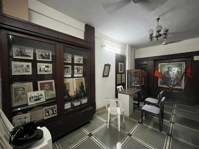 भारत स्वतंत्र झाला त्या दिवशी सावरकरांनी तिरंगा ध्वज आणि कुंडली कृपाणांकित भगवा ध्वज इमारतीच्या गच्चीवर फडकवला. 1948 साली गांधीजींच्या हत्येनंतर सावरकर सदनावर हल्ला झाला होता. 26 फेब्रुवारी 1966 रोजी सावरकरांचे निधन झाले. त्यावेळी याच इमारतीमध्ये त्यांचे पार्थिव अंत्यदर्शनासाठी ठेवण्यात आले होते. लाखो नागरिकांनी सावरकरांचे अंत्यदर्शन घेण्यास त्या वेळी गर्दी केली होती.
