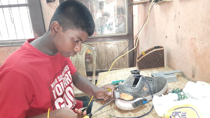 दरम्यान या बुटाची निर्मीता करणारा सौविकने दिलेल्या माहितीनुसार, मी टाकून दिलेल्या वस्तूंपासून हा स्मार्ट बूट बनवला आहे. या शूजमध्ये जीपीएस प्रणाली आहे जी लहान मुलांसाठी अतिशय सोयीची आहे. एखादे मूल चोरीला गेल्यावर ते शोधण्यासाठी बराच वेळ लागतो. पण हे बूट परिधान करून ते लहान बाळ बाहेर गेले तर याचा उपयोग होणार आहे.