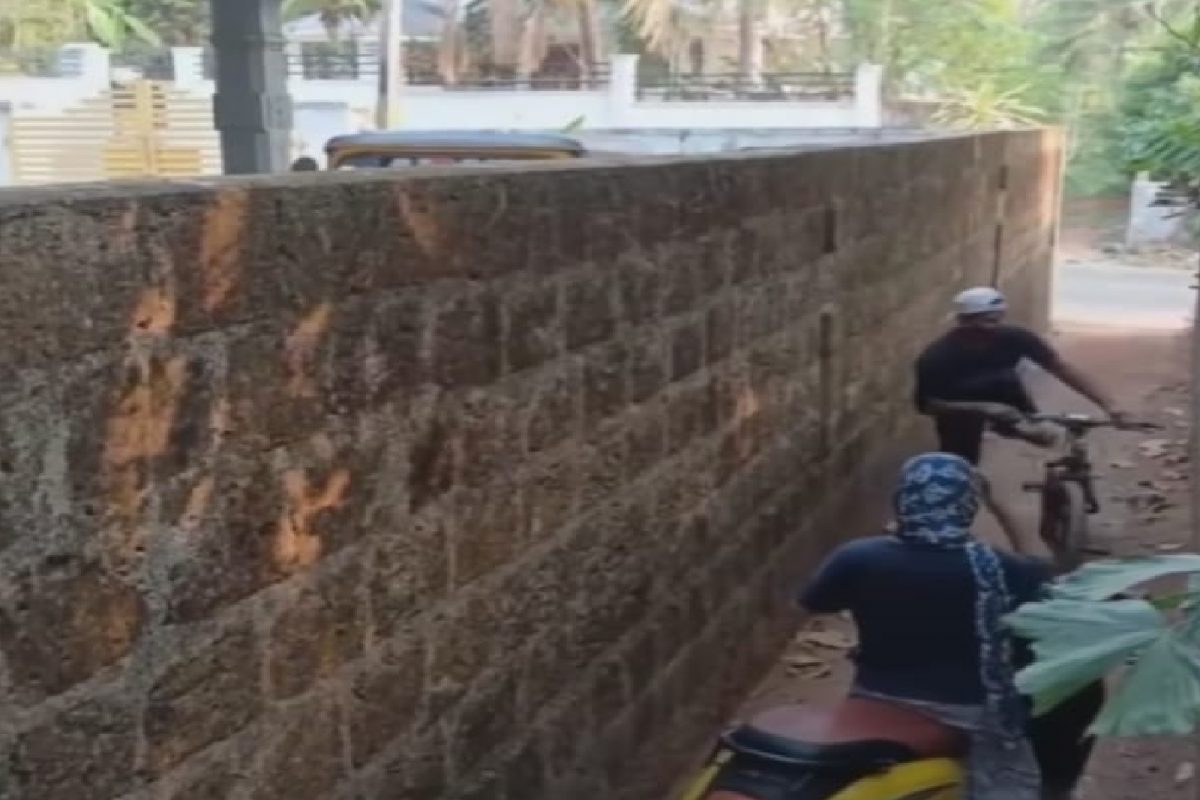 स्कूटी गर्ल - सायकलवाला आमनेसामने