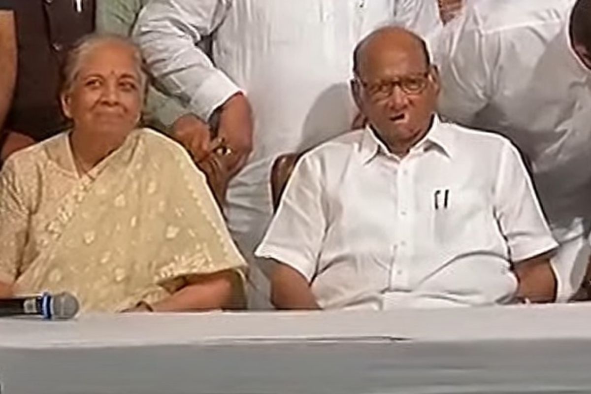शरद पवार पत्नीसोबत