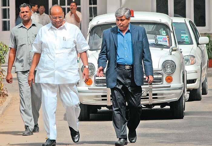 10 जून 1999 रोजी राष्ट्रवादी काँग्रेस पक्षाची स्थापना. आघाडी सरकारमध्ये कृषीमंत्री म्हणून सूत्र हाती.