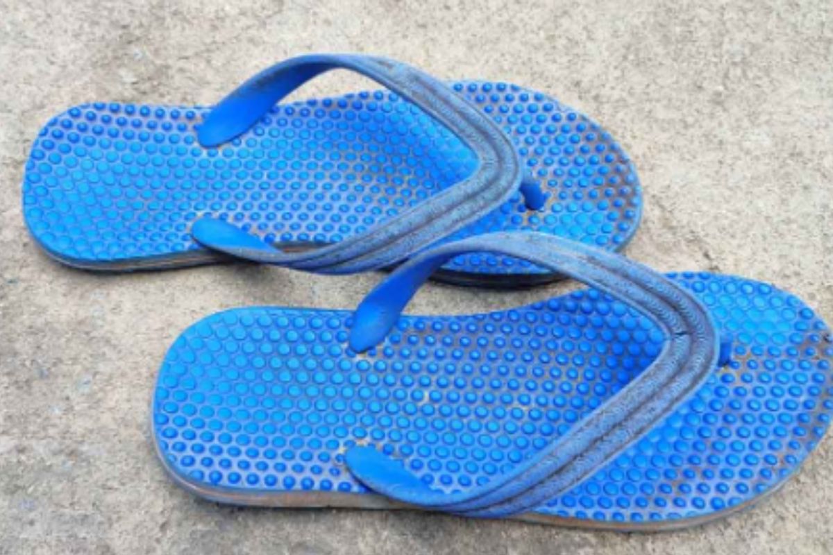 पुण्यात चप्पल चोरांविरोधात गुन्हा दाखल