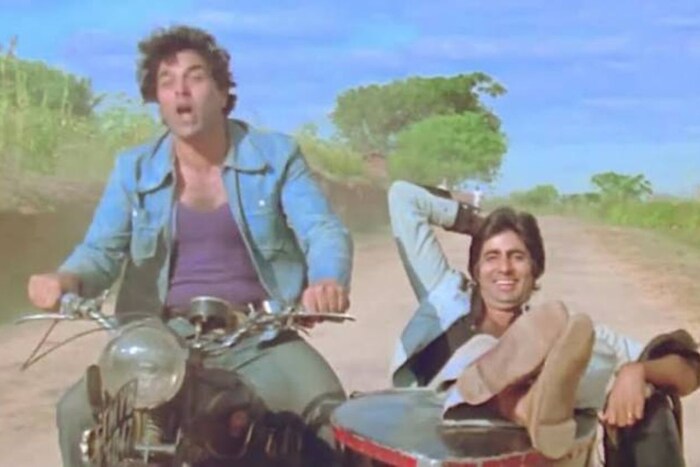  "शुटींगसाठी खास नकली टाकी बनवून घेतली होती. थोड्या उंच ठिकाणी ती तयार करण्यात आली होती".