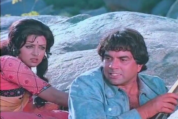  एका मुलाखतीत त्यांनी सांगितलं की, "माझ्याकडे नेहमीप्रमाणे पेन पेपर होता. मी एअरपोर्ट निघालो होतो. कारमधून उतरलो आणि कारच्या बोनेटवर तो सीन लिहिला".