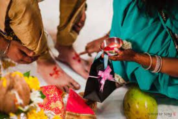 त्यानंतर नवरदेवाच्या कुटुंबीयांना वधू पक्षाकडून गोडधोडाचं जेवण दिलं जातं. त्यानंतर दुपारचं जेवण देखील नववधूच्या कुटुंबीयांकडून दिलं जातं. अशा प्रकारे सिमंत पूजन सोहळा आनंदात संपन्न होते.
