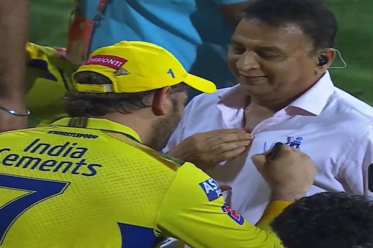 सुनील गावसकरांनी घेतला MS Dhoni चा ऑटोग्राफ, मैदानावर नेमकं काय घडलं?