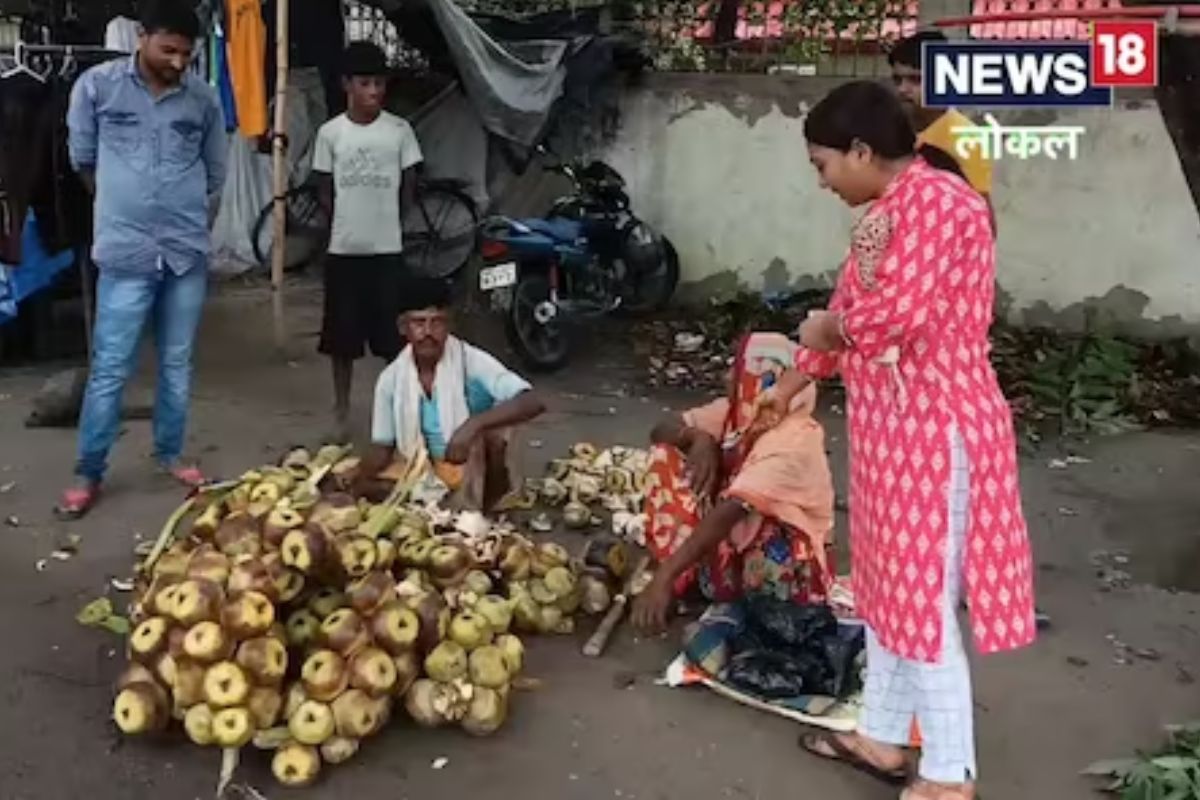 हे फळ वरून खूप कठीण दिसते. मात्र ते सोलल्यावर आतमध्ये मऊ थर बाहेर येतात.