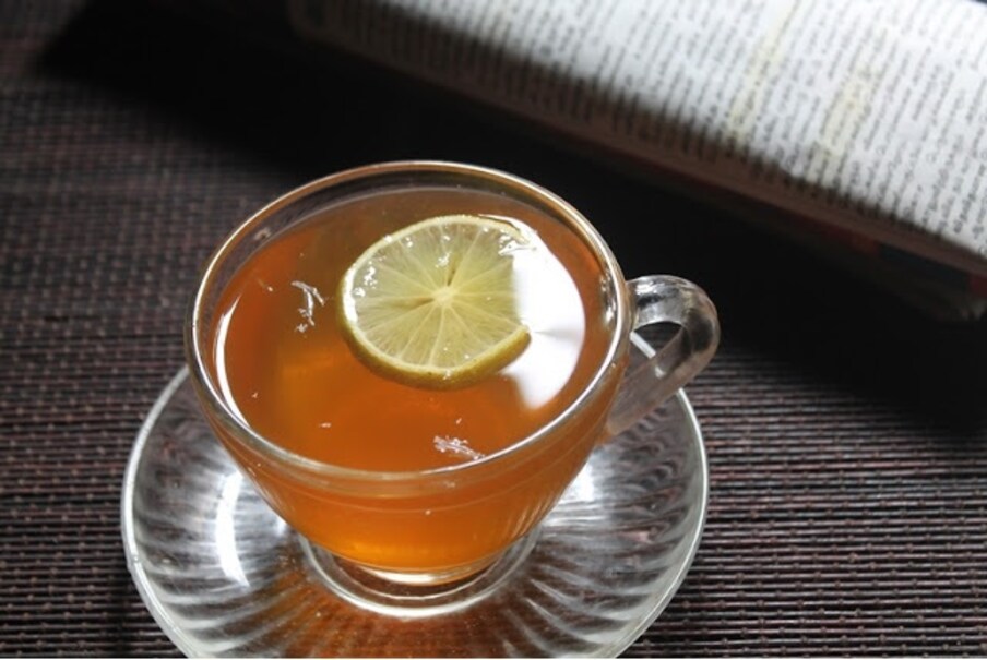 चहा आणि लिंबू : वजन कमी करण्यासाठी अनेकजण चहात लिंबू पिळून त्याचे सेवन करतात परंतु असे करण आरोग्यासाठी चांगलं नाही. कारण चहामध्ये लिंबाचा रस मिसळल्यास तो चहा ऍसिडिक बनतो. सकाळी रिकाम्या पोटी लिंबाचा रस टाकलेला चहा प्यायल्यास अॅसिड रिफ्लक्स आणि छातीत जळजळ सारख्या समस्या उद्भवू शकतात. त्यामुळे लिंबाचा रस टाकलेला चहा पिणं टाळावं.
