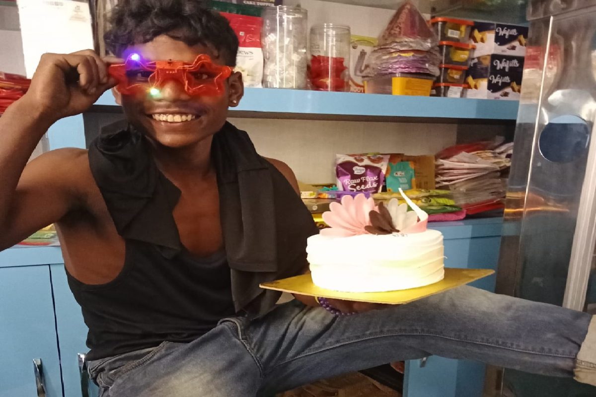 चोराच्या बर्थडेला पोलिसांच्या शुभेच्छा.