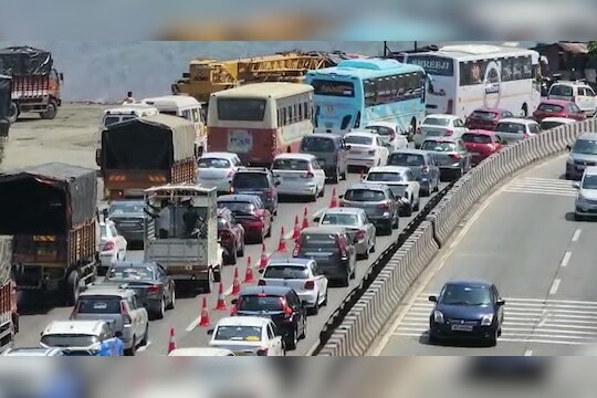 बोरघाटात वाहतूक धीम्या गतीनं 