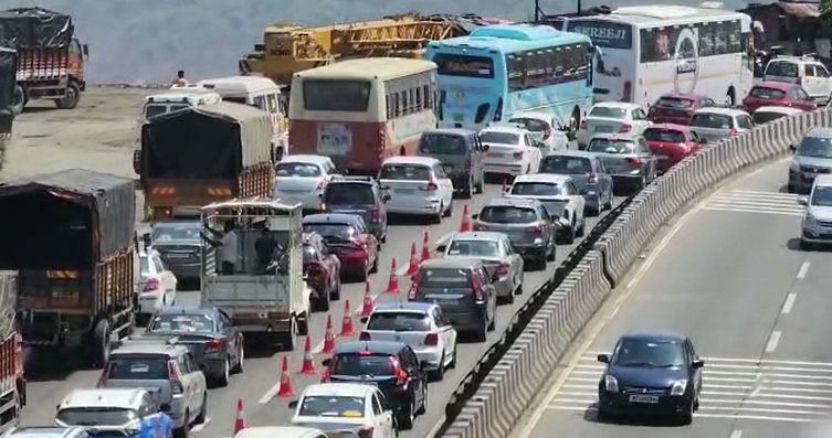 बोरघाटात वाहतूक धीम्या गतीनं