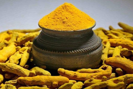 अंघोळीच्या पाण्यात टाका चिमूटभर हळद, लग्नाची अडचण होईल दूर, घरात येईल समृद्धी