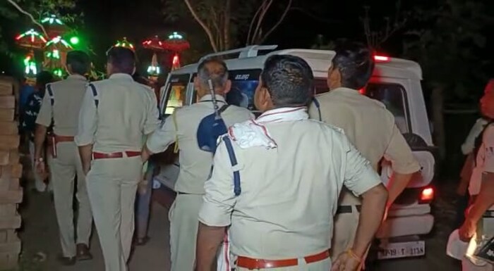 मध्य प्रदेशमधील कारुआ गावात लग्नाची जोरदार चर्चा आहे. जेव्हा मुलीचे लग्न होणार होते त्या नवरदेवासह घरी पोलीस पोहोचले तेव्हा अनेकांना आश्चर्य वाटले. या विवाह सोहळ्याला हजेरी लावण्यासाठी आलेले पाहुणे पोलिसांना पाहून चकीत झाले.