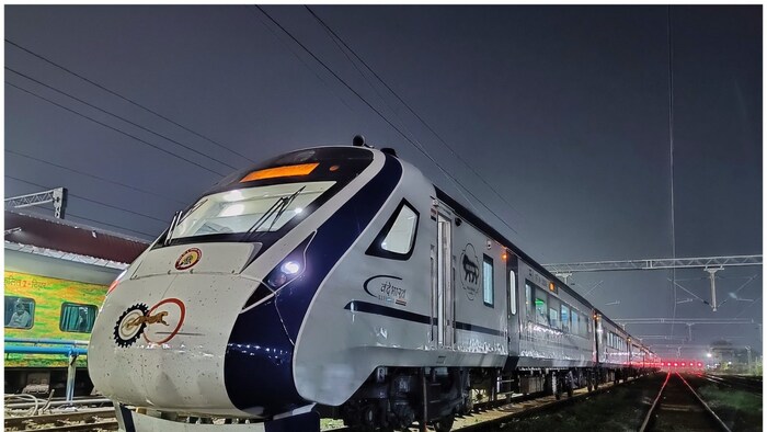  मुंबई - गोवा दरम्यान धवणार  धावणार आहे. या सेवेचा शुभारंभ २९ मे ला होणार आहे. मुंबई ते गोवा कोकण रेल्वे मार्गावर 29 मे पासून वंदे भारत एक्स्प्रेस धावणार आहे.