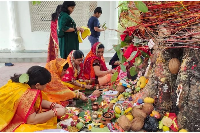 पतीच्या दीर्घायुष्यासाठी निष्ठेचं बंधन, सात जन्माच्या सोबतीसाठी जन्मोजन्मीचं समर्पण वटपौर्णिमेच्या हार्दिक शुभेच्छा!!