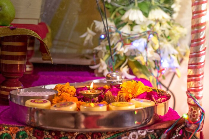 - वट सावित्री व्रत कथा वाचल्याशिवाय किंवा ऐकल्याशिवाय अपूर्ण मानले जाते, म्हणून वट सावित्री व्रत कथा वाचावी किंवा ऐका. कथा वाचताना किंवा ऐकताना अर्धवट राहू देऊ नये पूर्ण करावी. (सूचना : येथे दिलेली माहिती धार्मिक श्रद्धेवर आधारित आहे. याला कोणताही शास्त्रीय पुरावा नाही. न्यूज 18 लोकमत त्याची हमी देत नाही.)