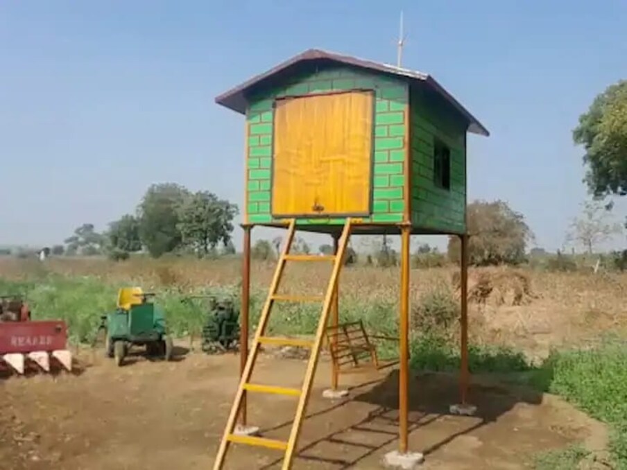 शेतकऱ्यांना कमी खर्चात ही अत्याधुनिक मचाण बणवून देणार असल्याचं योगेशनं सांगितलं. 