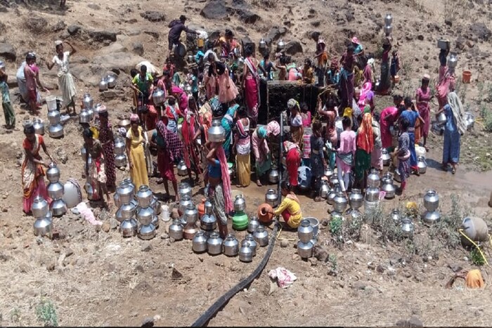 मुख्यमंत्री एकनाथ शिंदे यांच्या ठाण्यातील काही तालुक्यात उन्हाळ्यात तीव्र पाणी टंचाई निर्माण होते. मुंबई शहराला पाणी पुरवठा ज्या जलाशयांमधून केला जातो ते ज्या ठिकाणी आहेत तिथल्याच नागरिकांना तीव्र पाणी टंचाईचा सामना करावा लागत आहे. 