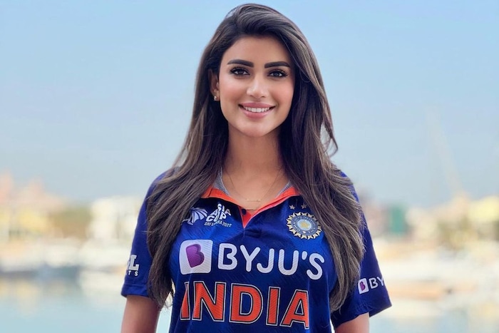 वाजमा आयूबने रिंकूसोबतचा फोटो सोशल मीडियावर शेअर केला आहे. अफगाणिस्तानमध्ये राहणारी वाजमा सोशल मीडिया इनफ्लूएन्जर आहे. सध्या ती दुबईमध्ये राहत आहे. (wazhma ayoubi Instagram)