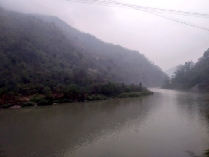 राज्यात पूर्व विदर्भापासून, तामिळनाडूपर्यंत समुद्र सपाटीपासून 900 मीटर उंचीवर हवेच्या कमी दाबाचा पट्टा सक्रीय आहे. विदर्भ, मराठवाडा आणि मध्य महाराष्ट्रात वादळी वारे, मेघगर्जना आणि विजांसह जोरदार पावसाचा इशारा आहे. तर उर्वरित राज्यात विजांसह पावसाची शक्यता हवामान विभागाने वर्तविली आहे.