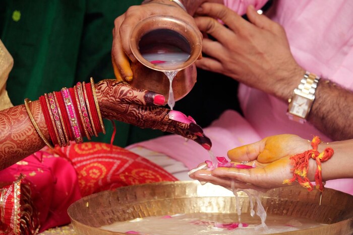 नवरीच्या बहिणींनी तिची समजूत काढण्यास सुरुवात केली. यावर नवरीने वरमाला दरम्यान मुलाला हार घालण्यास नकार दिला. याचा व्हिडिओ व्हायरल होत आहे. 