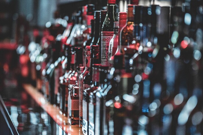 जर तुम्ही नीट पाहिलंत तर तुम्हाला दिसेल की काही बाटलीवर Whisky आणि Whiskey लिहिलेलं असतं. पण मग Whisky आणि Whiskey मध्ये काय फरक आहे?