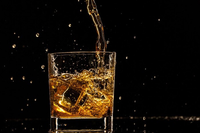 भारतीय, स्कॉटिश, जपानी किंवा कनाडामधील दारु कंपनी Whisky लिहितात. तस स्कॉटलँडमध्ये बनलेल्या व्हिस्कीला Scotch Whisky म्हणतात.