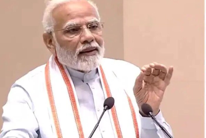हिंदू धर्मानुसार, विद्येची देवी सरस्वतीचा पोशाखही पांढरा असतो. तसेच काही मान्यतांनुसार शोक व्यक्त करण्यासाठीही पांढरे कपडे घातले जातात. मात्र त्यामुळे असा प्रश्न पडतो की, पांढरे कपडे शोकासाठी वापरले जात असतील तर भारतातील नेते नेहमी पांढरे कपडे का घालतात?