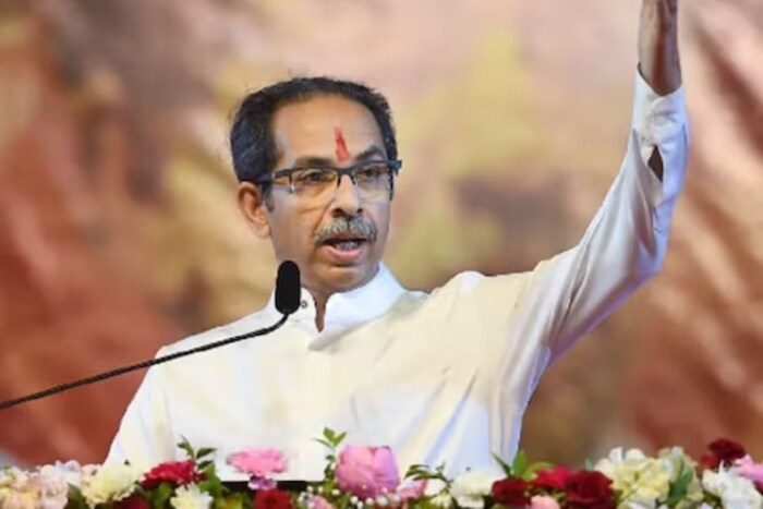 पांढरा रंग सत्य आणि अहिंसेचेही प्रतीक मानला जातो. पारंपरिक पोशाख जसे की, कुर्ता, पायजमा, धोती, टोपी, सूट आणि साडी हे पांढऱ्या रंगामध्ये खूप आकर्षक दिसतात. पांढरा रंग तुमच्यातील साधेपणा दर्शवतो. 