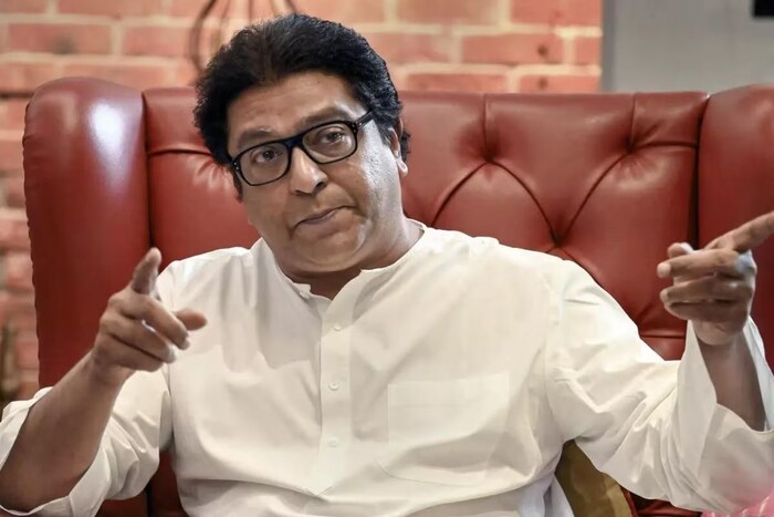 खादीपासून बनवलेले हे कपडे बहुतेक पांढऱ्या रंगाचे होते. त्यामुळे त्यावेळी स्वातंत्र्यलढ्यात सहभागी झालेल्या क्रांतिकारकांनी ते अंगीकारले. कालांतराने हा रंग नेत्यांची ओळख बनला. तेव्हापासून राजकारणी फक्त पांढऱ्या रंगाच्या कपड्यातच दिसतात.