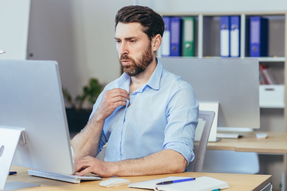 जाणून घेऊया कशामुळे एखाद्या व्यक्तीला खूप गर्मी होते आणि घाम येतो.