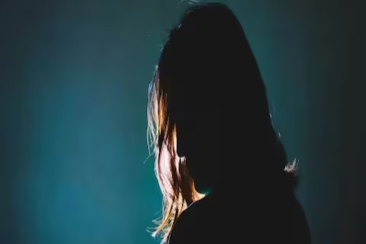 पतीचं पत्नीसोबत धक्कादायक कृत्य