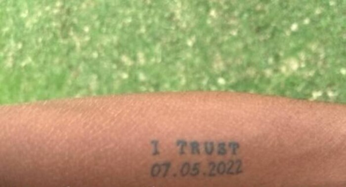 तर यशस्वीच्या दुसऱ्या हातावर "I Trust 07.05.2022" असा टॅटू आहे. ज्याचा अर्थ असा की, "या दिवशी, त्याने आयपीएल 2022 मध्ये पंजाब किंग्ज विरुद्ध राजस्थान रॉयल्सकडून खेळताना 68 धावा केल्या आणि सामन्यातील प्लेयर ऑफ द मॅचचा पुरस्कार जिंकला.