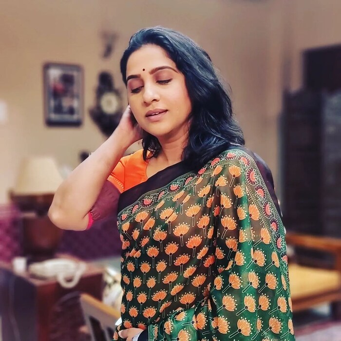 मधुराणीच्या आई विजया गोखले या शास्त्रीय गायिका आहेत. विजया गोखले यांनी शास्त्रीय गाण्याच्या अनेक मैफिली रंगवल्या आहेत. मधल्या काळात त्या गायन क्षेत्रापासून दूर राहिलेल्या दिसल्या.